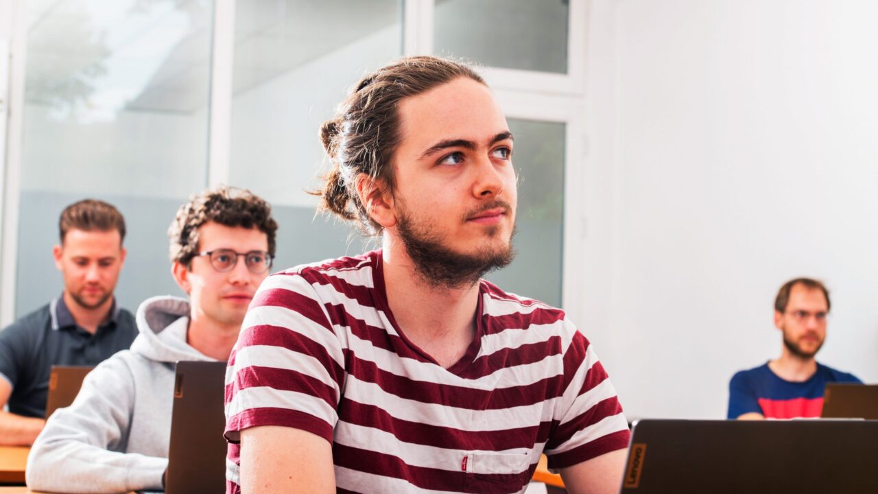 Geo-ICT-Student im Unterricht