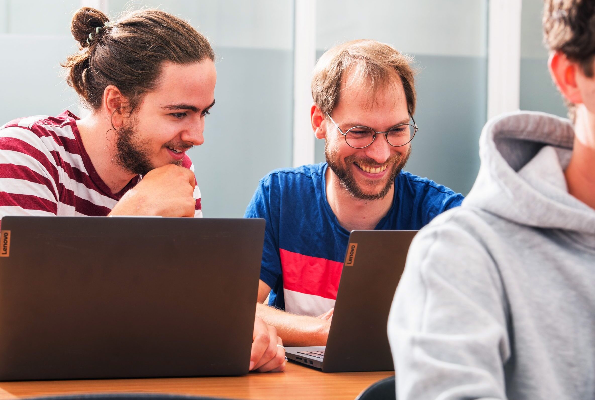 Zwei Schüler sitzen bei Geo-ICT vor einem Laptop