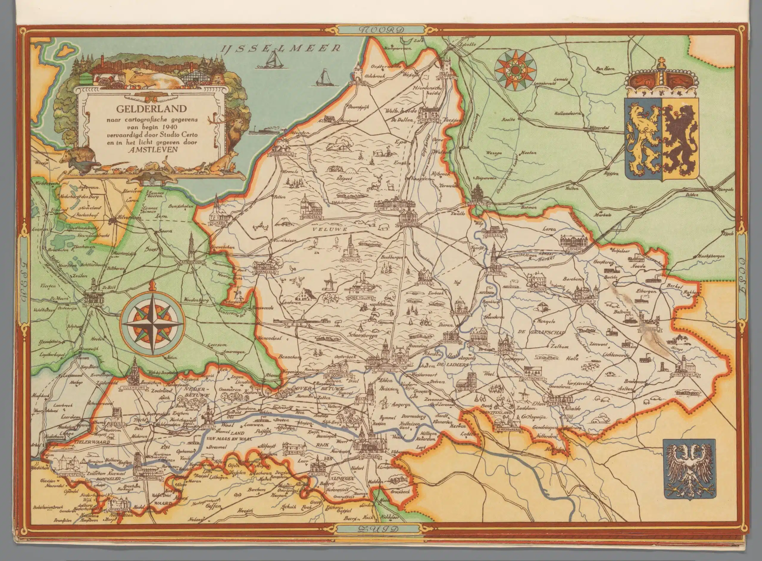 Eine historische Karte von Gelderland aus dem Jahr 1940, angefertigt von Studio Certo, auf der die Regionen und wichtigen Städte von Gelderland abgebildet sind. Die Karte zeigt detaillierte Darstellungen von Gebäuden, Burgen, Flüssen und Straßen und ist mit farbenfrohen Umrandungen versehen. Oben links ist eine Windrose abgebildet und oben rechts ist das Wappen von Gelderland zu sehen.