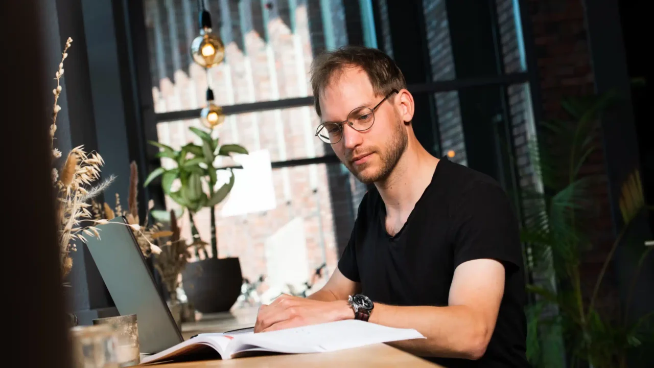 Der Praktikant Tim arbeitet an einem MOOC