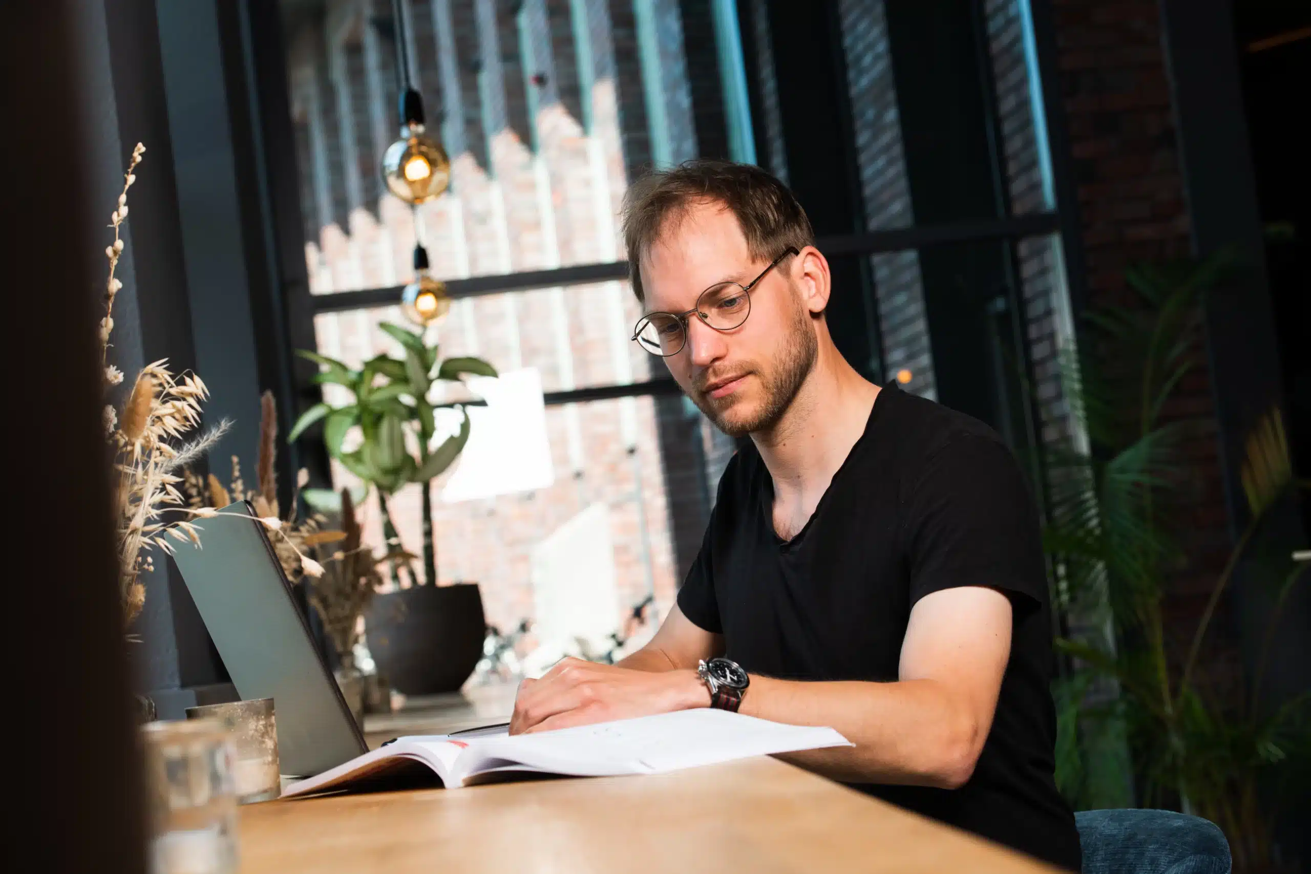 Der Praktikant Tim arbeitet an einem MOOC