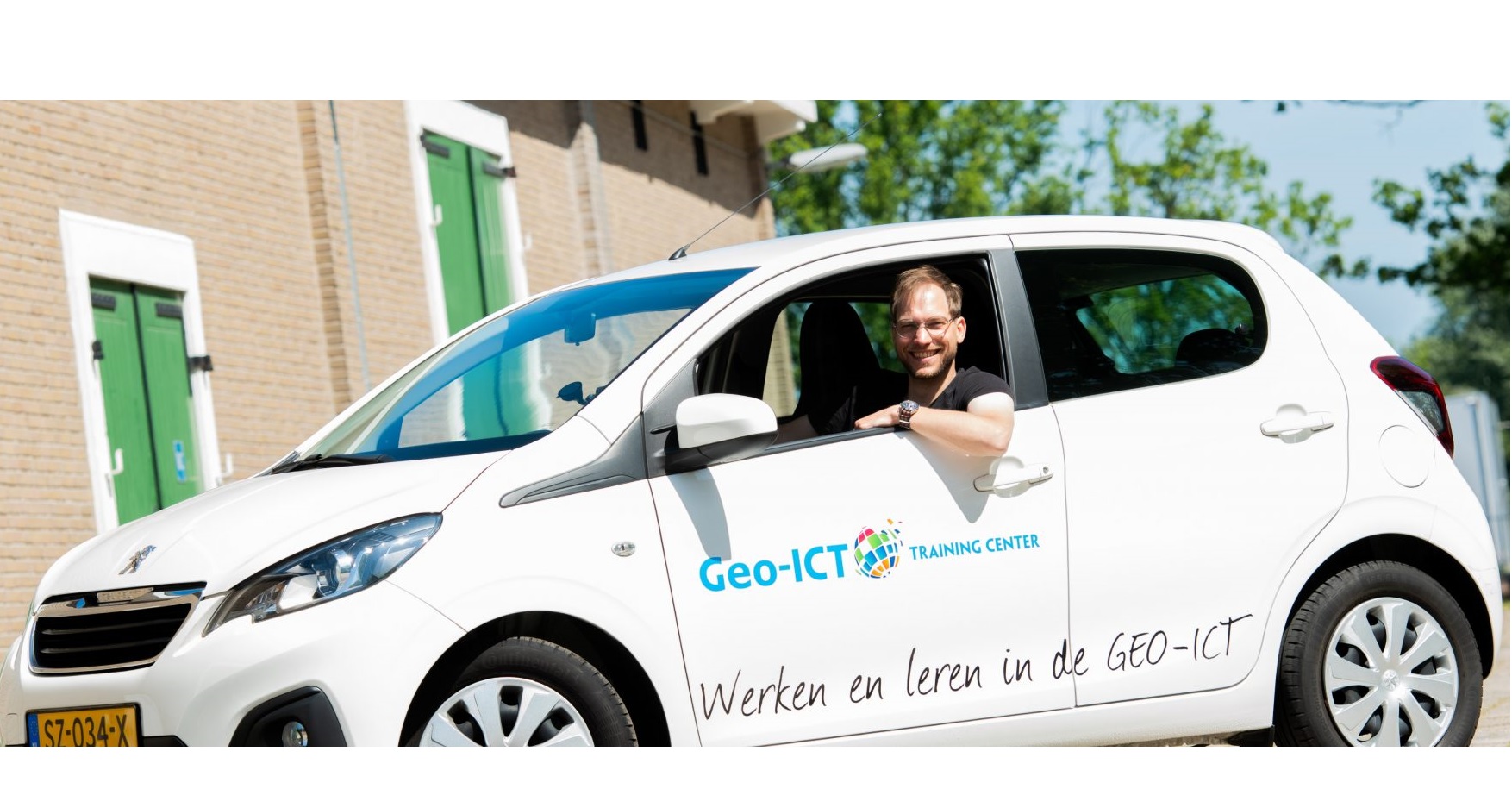 Trainee in auto van de zaak Geo ICT