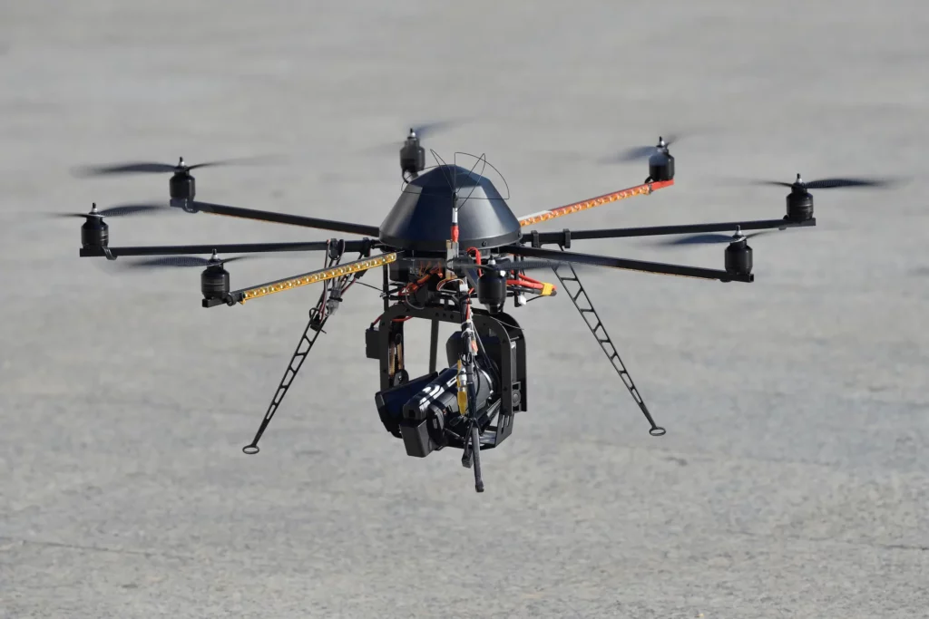Octocopter drone met gemonteerde camera gimbal die in de lucht hangt voor luchtvideografie