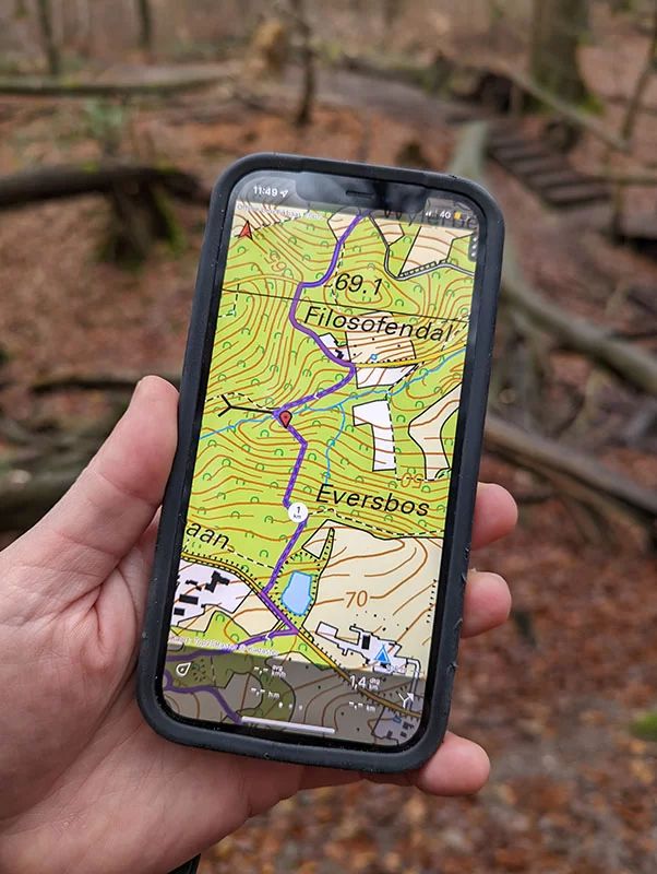Smartphone met wandelroute op topo kaart in GPS-app voor wandelnavigatie