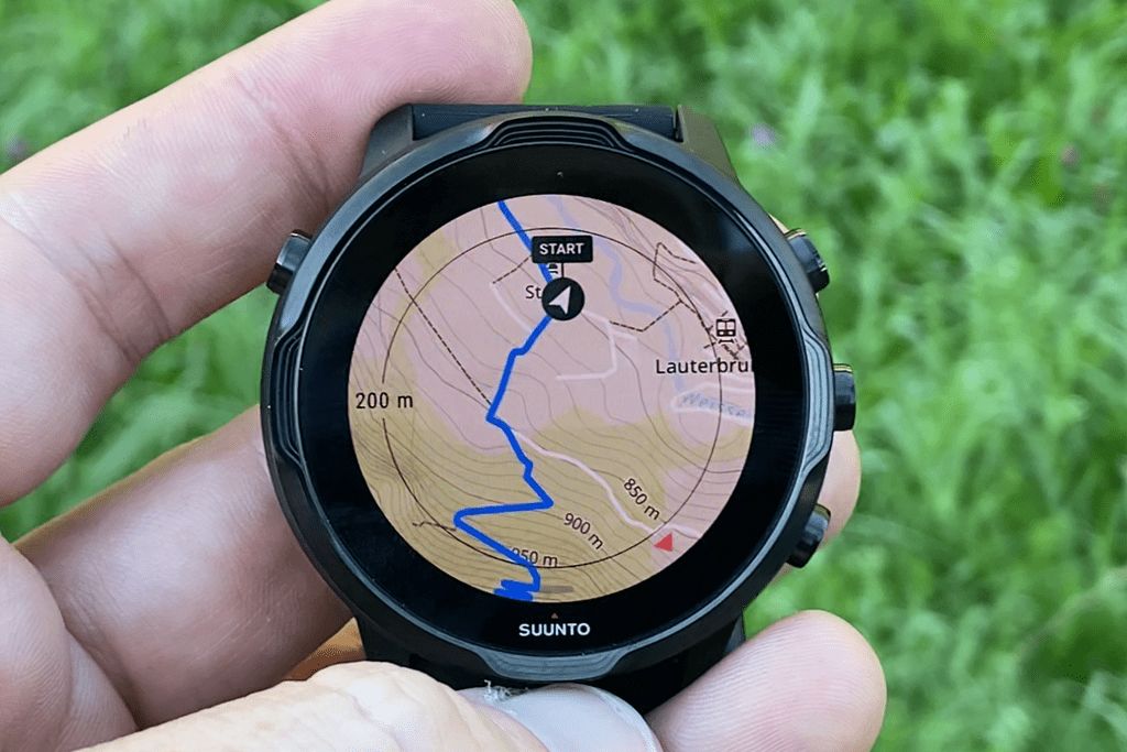 Smartwatch met GPS-kaart en wandelroute op het scherm tijdens buitenactiviteit