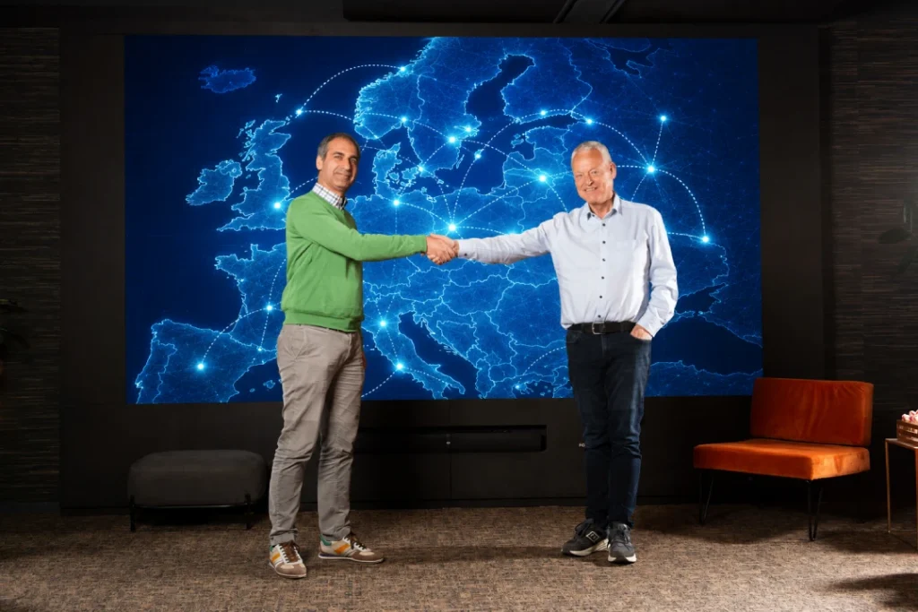 Anton (Geo-ICT) en Hans (Qwast-GIS) schudden elkaar de hand voor de samenwerking.