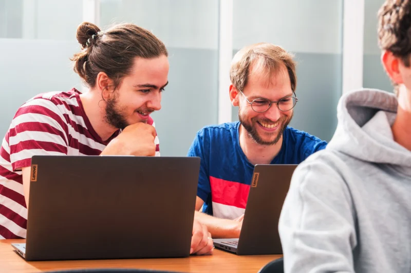 Twee leerlingen achter laptop bij Geo-ict